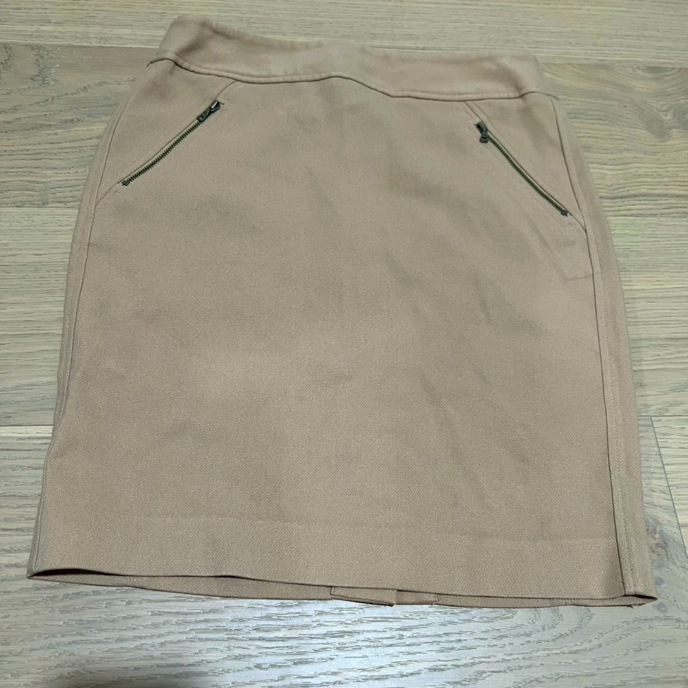 Loft outlet A line skirt with zipper details. Beige/khaki color. Size 2 nwot